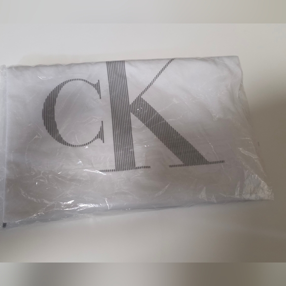 Calvin Klein Basic Tee - Picture 4 of 5